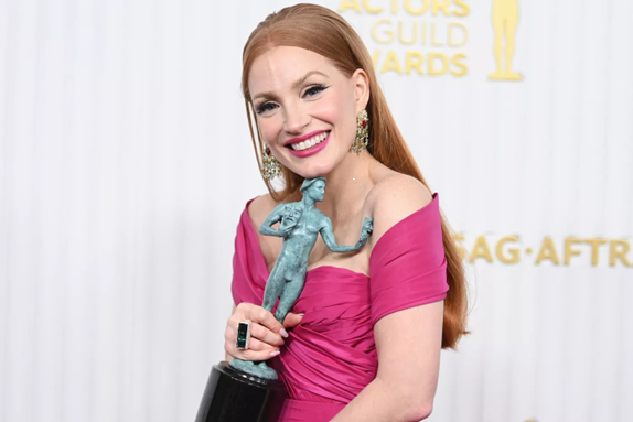 jessica chastain nga sap mat khi len san khau nhan giai vi qua bat ngo hinh 4