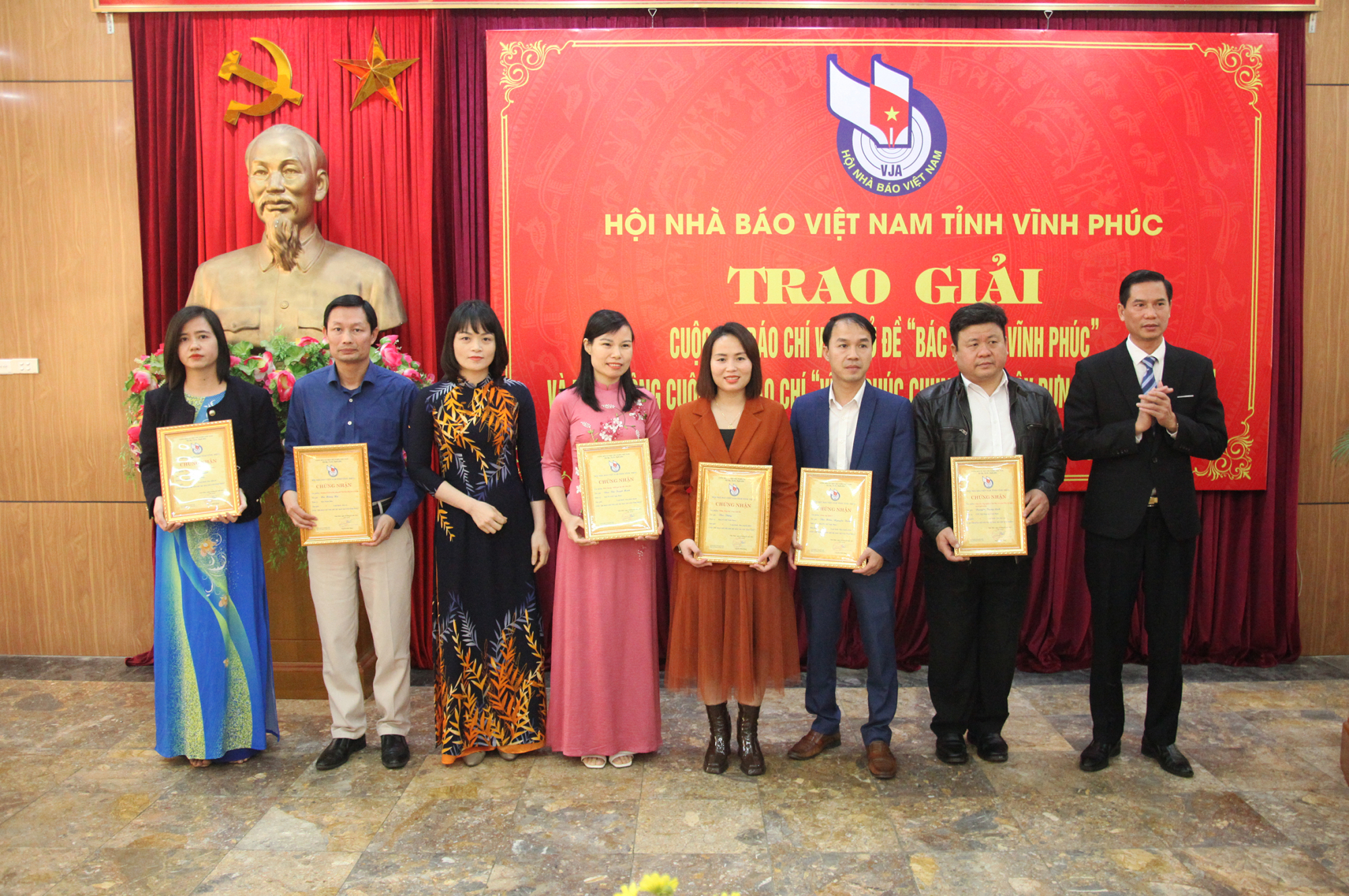 trao giai cuoc thi bao chi chu de bac ho voi vinh phuc hinh 2