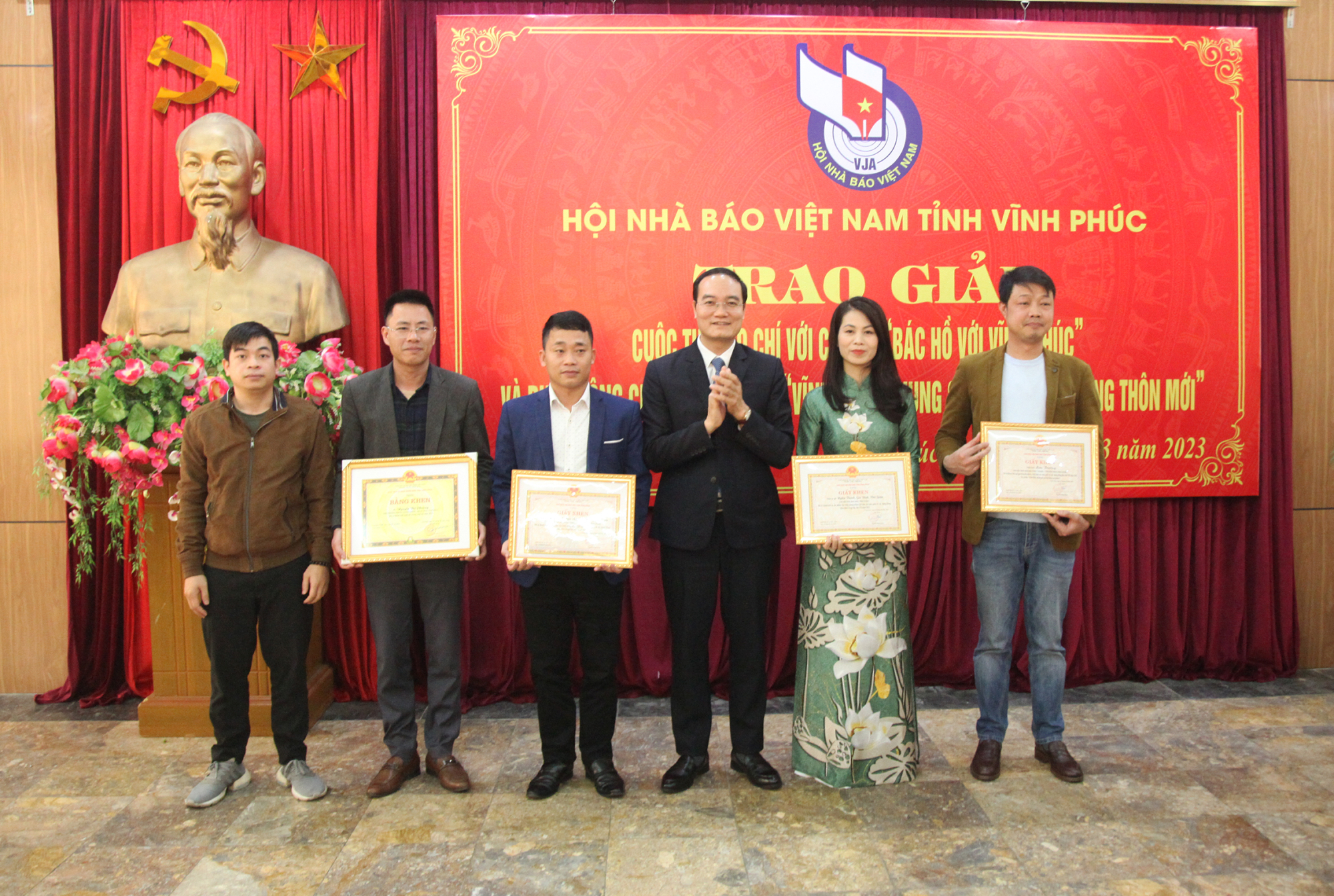 trao giai cuoc thi bao chi chu de bac ho voi vinh phuc hinh 3