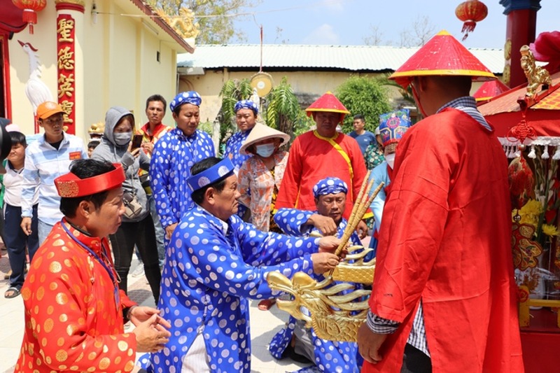 ngan nguoi tham du le hoi nghinh ong song doc hinh 2