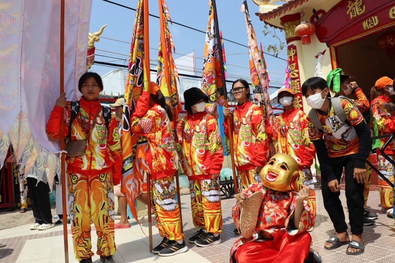 ngan nguoi tham du le hoi nghinh ong song doc hinh 4