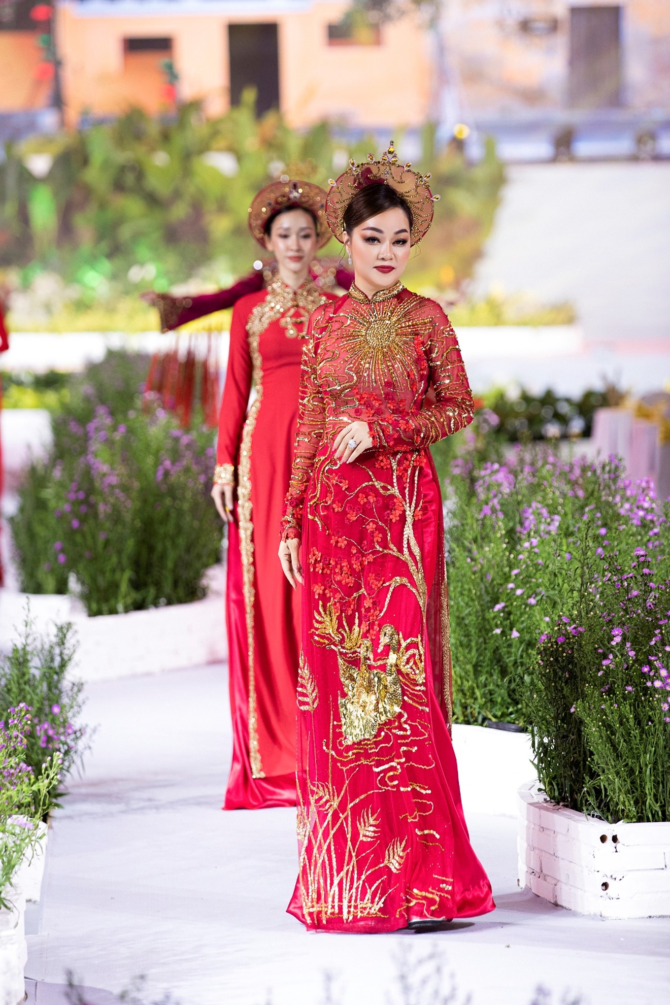 dien ao dai cua ntk brian vo hoa hau hoang thanh nga long lay trong le hoi ao dai tp ho chi minh hinh 3