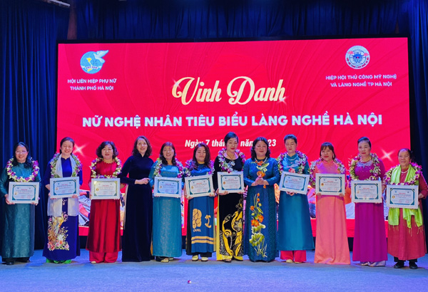 vinh danh 10 nu nghe nhan tieu bieu lang nghe ha noi hinh 2