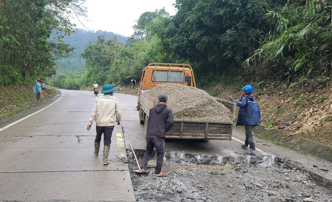 sua chua hu hong duong ho chi minh qua tinh kon tum hinh 1