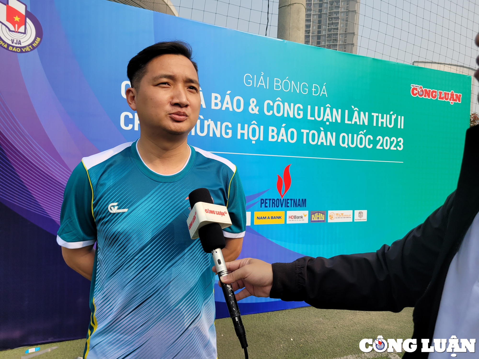 giai bong da cup bao nha bao cong luan san choi bo ich danh cho nguoi lam bao hinh 6