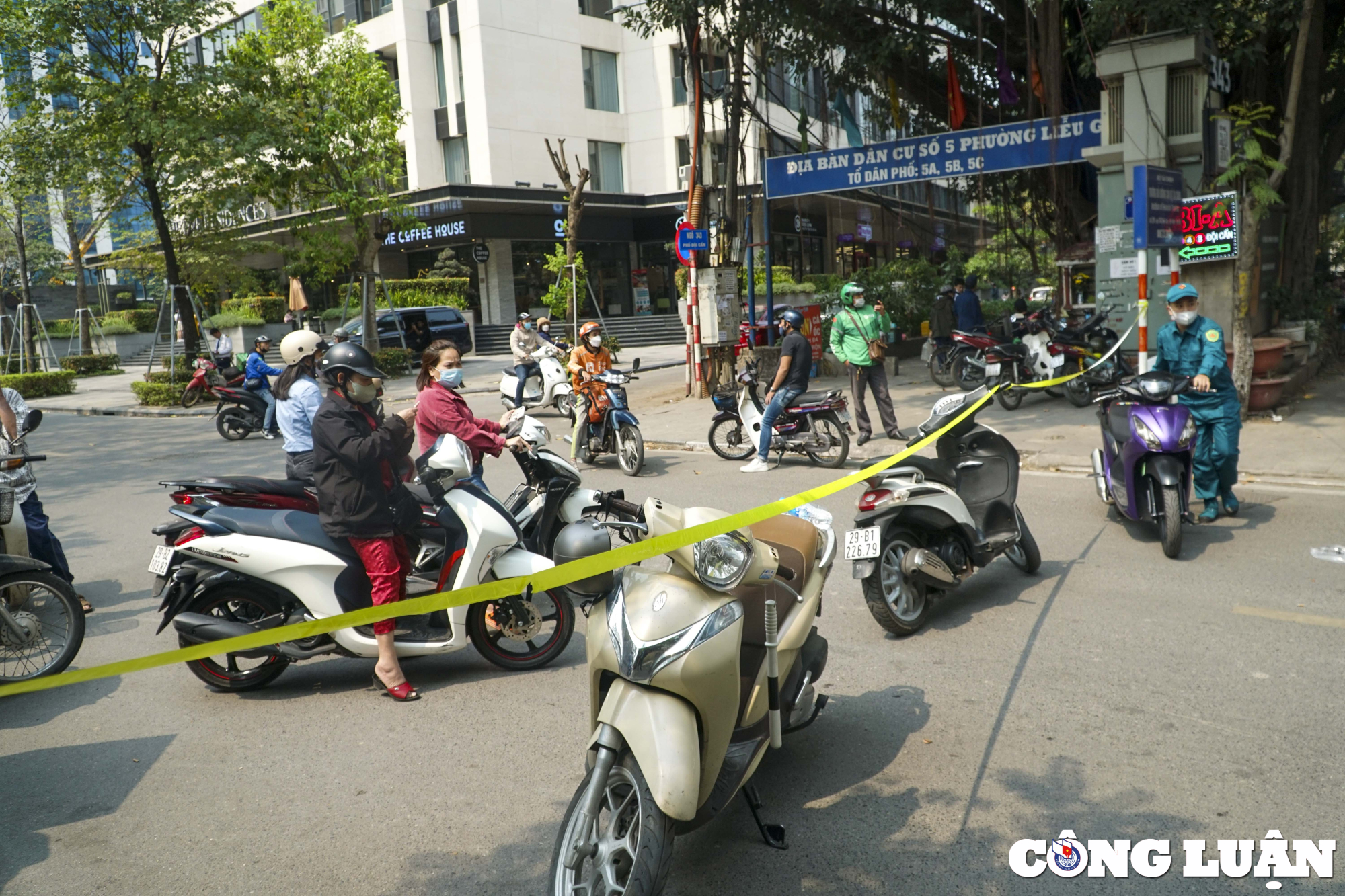 ha noi xe buyt mat lai lao vao quan an 2 nguoi nhap vien hinh 6