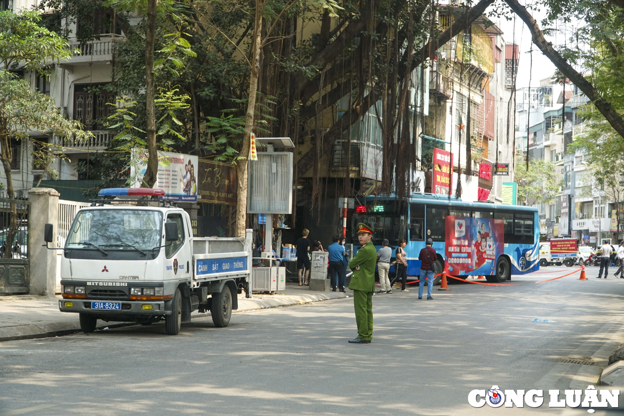 ha noi xe buyt mat lai lao vao quan an 2 nguoi nhap vien hinh 5