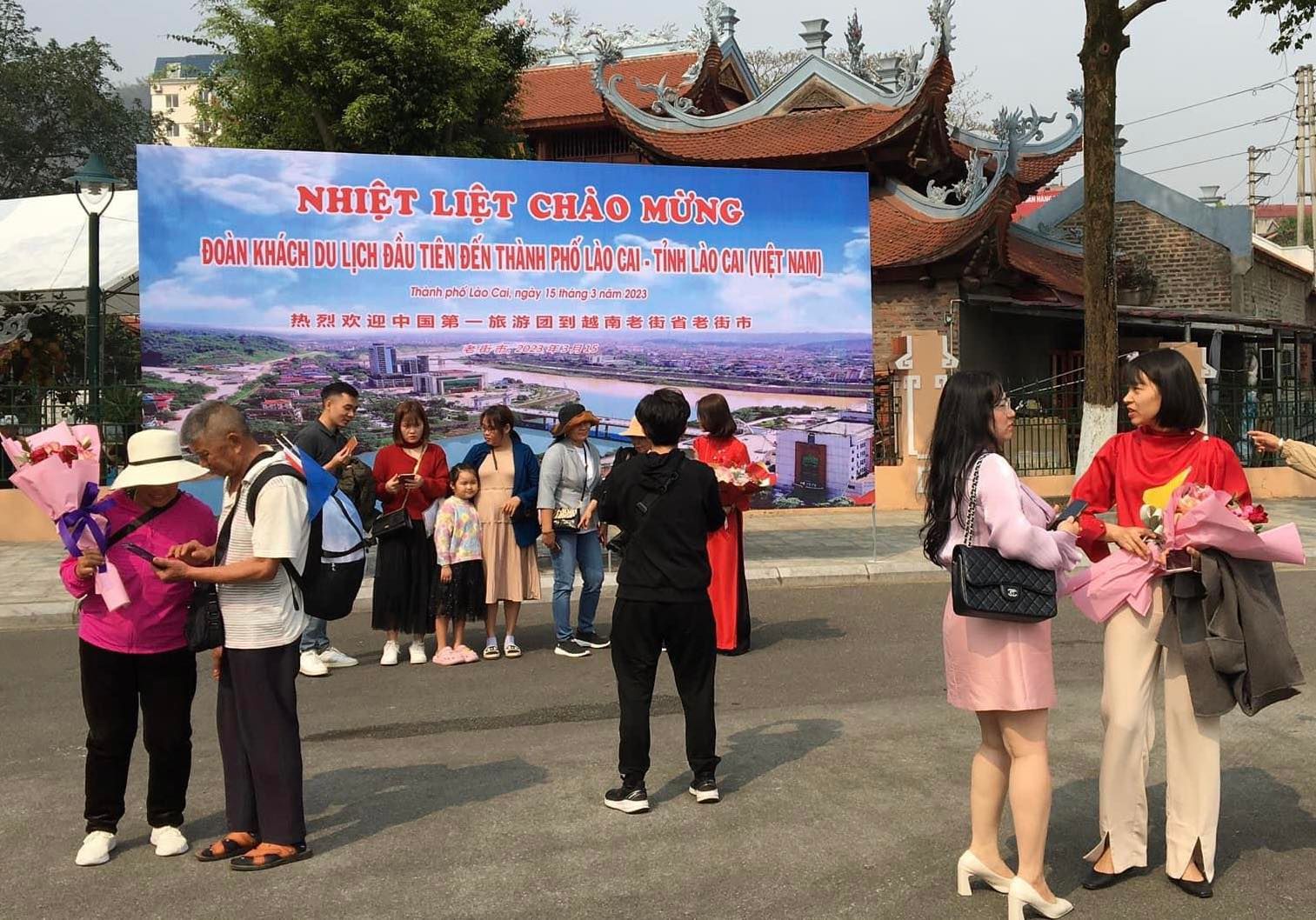 Du khách Trung Quốc chụp ảnh lưu niệm ở cửa khẩu quốc tế Lào Cai - Ảnh Phạm Ngọc Triển.