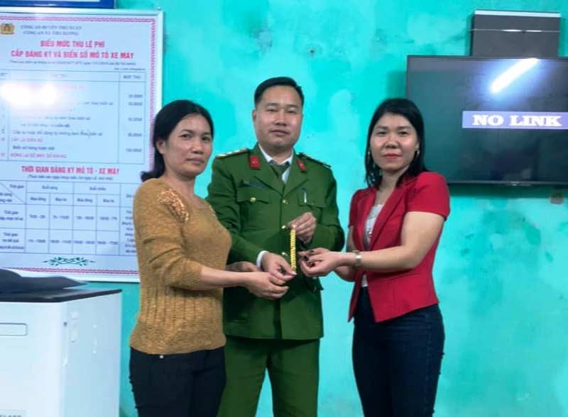 thanh hoa co giao mam non tra lai day chuyen vang hon 50 trieu dong cho nguoi danh roi hinh 1