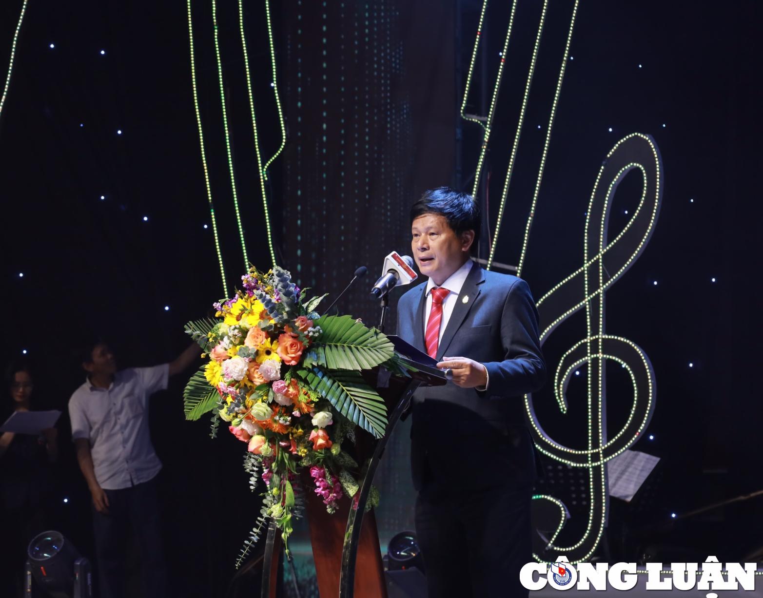 Ông Trần Trọng Dũng - Phó Chủ tịch Hội Nhà báo Việt Nam phát biểu tại Lễ khai mạc chung kết cuộc thi Tiếng hát Người làm báo Việt Nam.