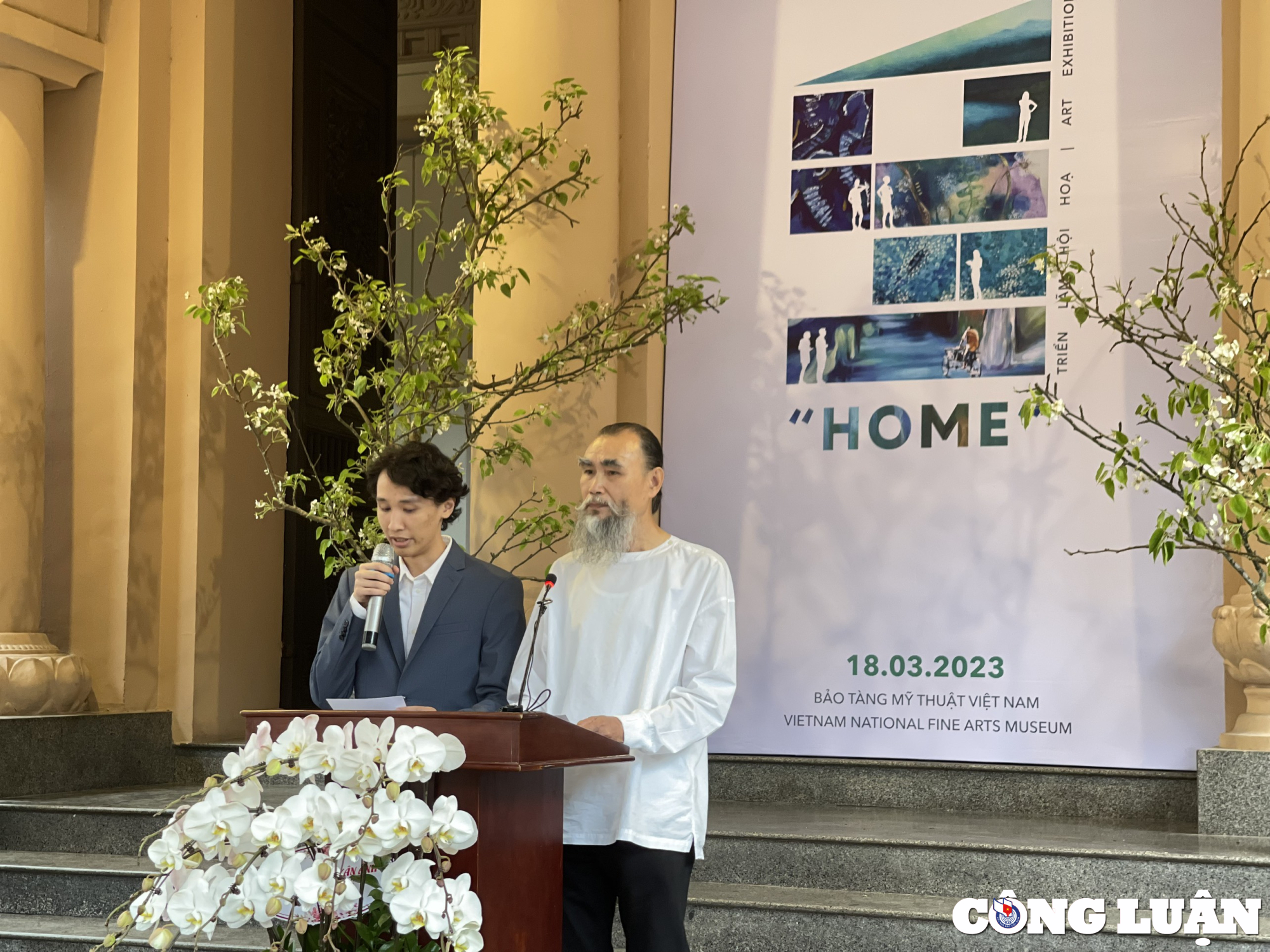 Con trai Khánh Nguyên (trái) và họa sĩ Hoàng Định tại lễ khai mạc triển lãm "HOME" diễn ra chiều 18/3 tại Bảo tàng Mỹ thuật Việt Nam.