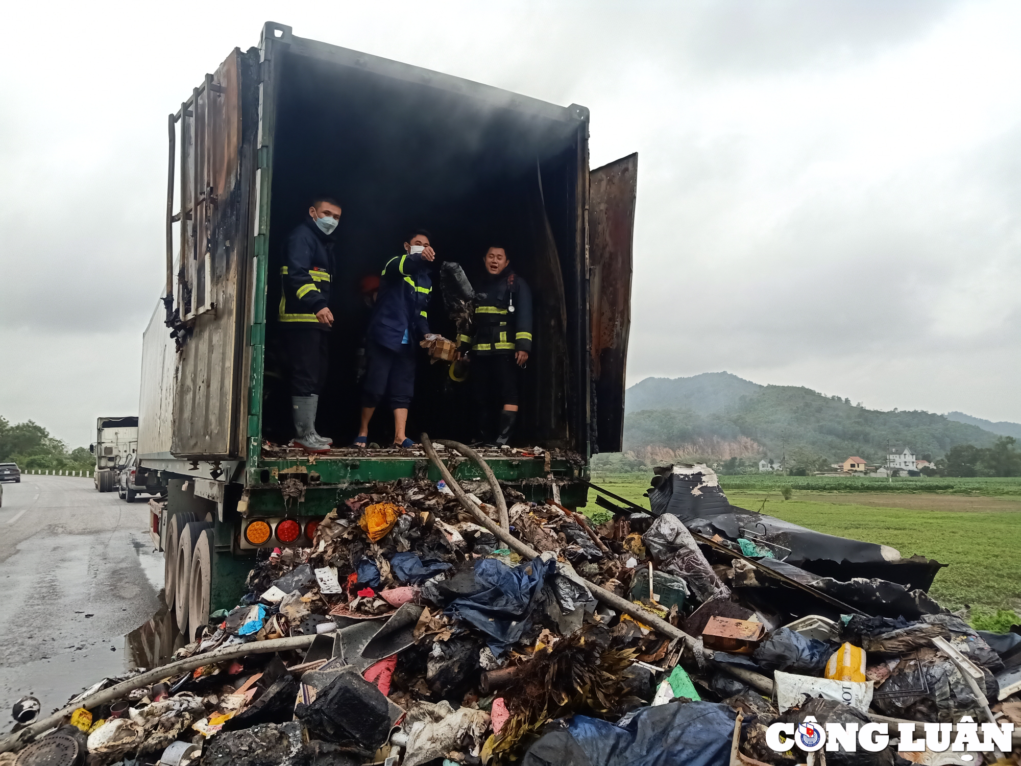 thanh hoa chay xe container tren quoc lo 1a hinh 1