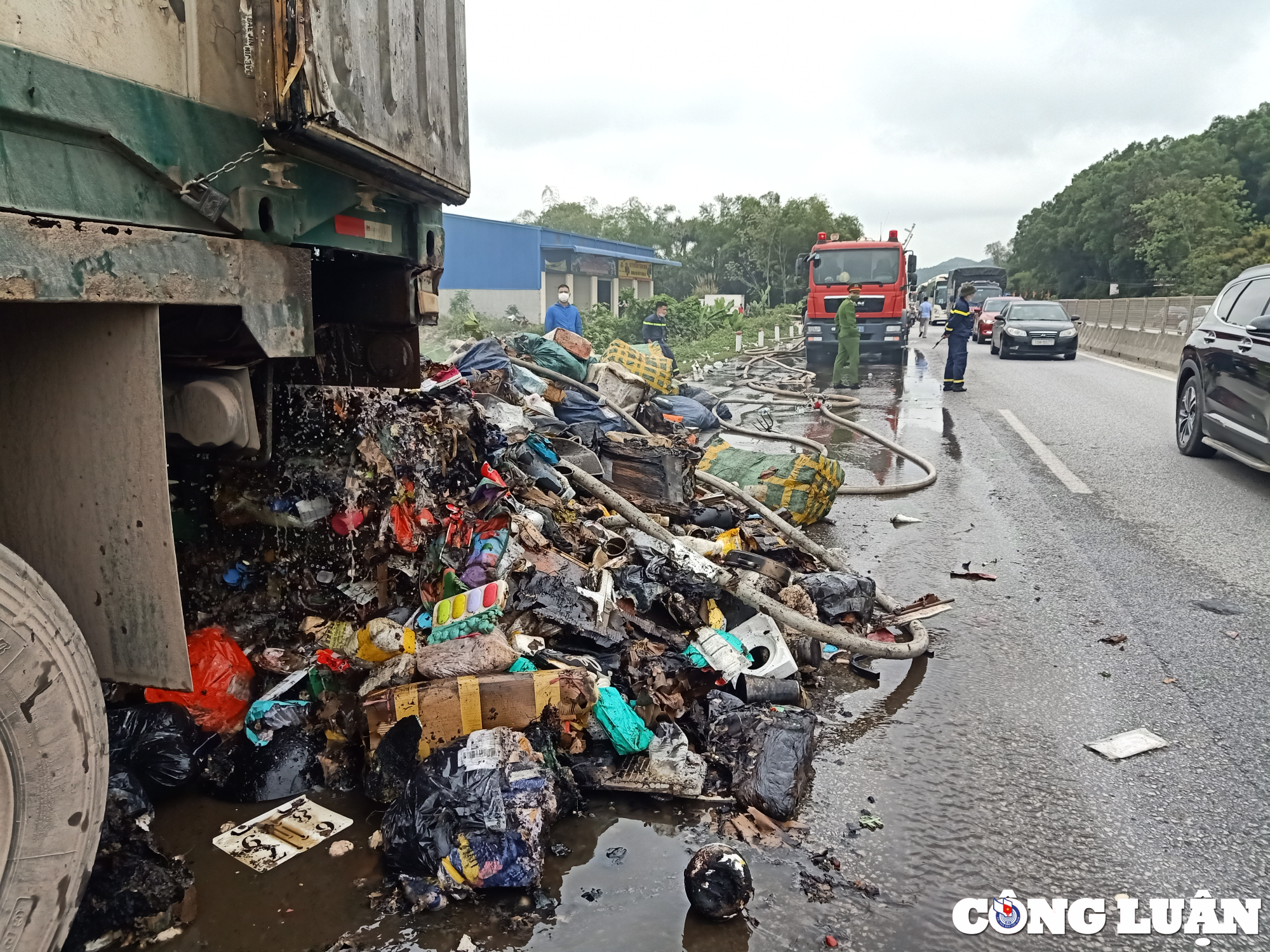 thanh hoa chay xe container tren quoc lo 1a hinh 2