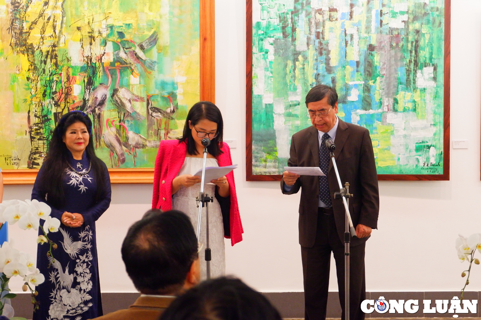 Đại sứ Nguyễn Phú Bình, nguyên Thứ trưởng Bộ Ngoại giao, Chủ tịch Hội liên lạc với người Việt ở nước ngoài phát biểu tại triển lãm của họa sĩ Văn Dương Thành.