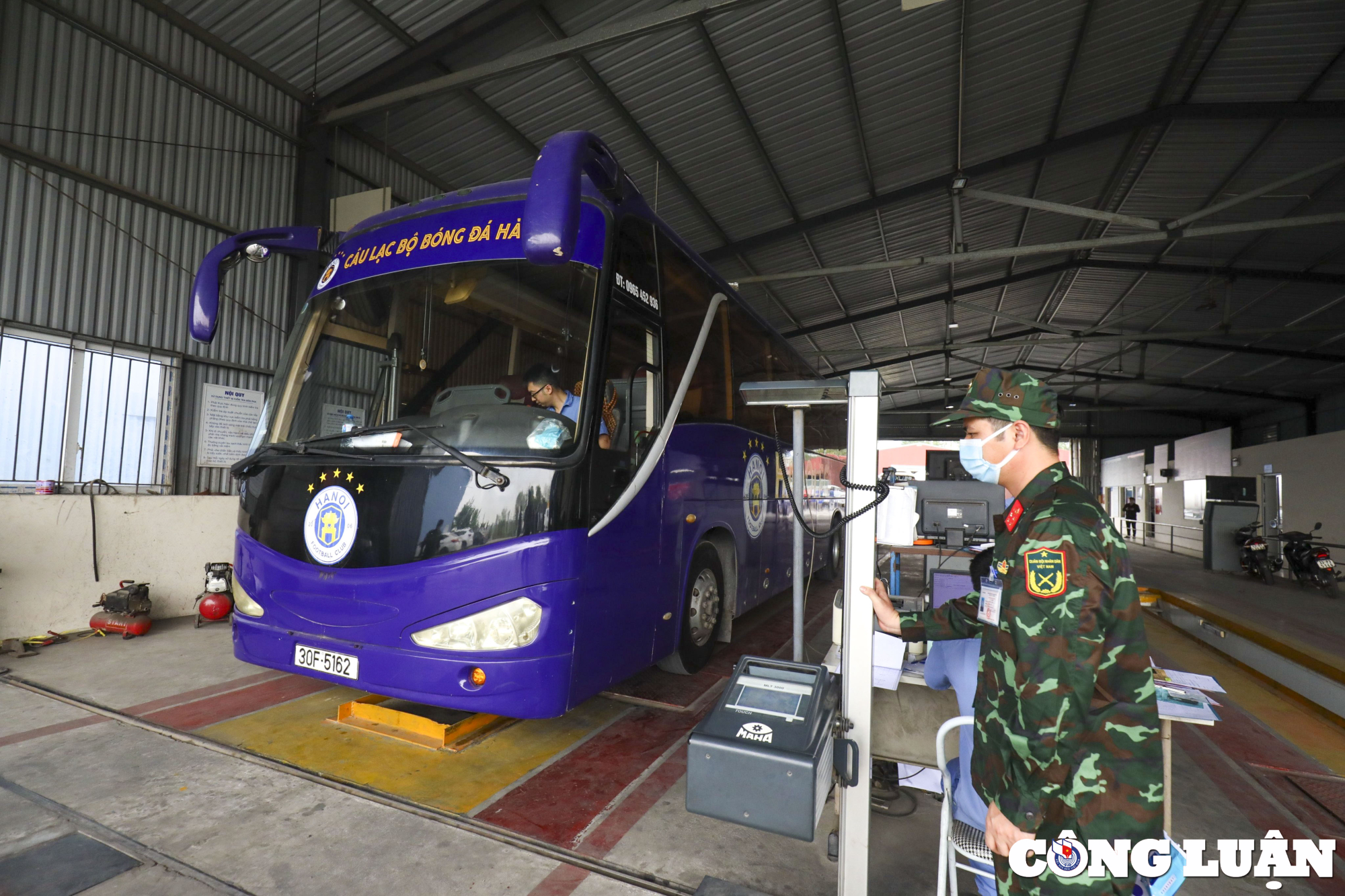 luc luong quan doi bat dau ho tro cac trung tam dang kiem o ha noi hinh 3