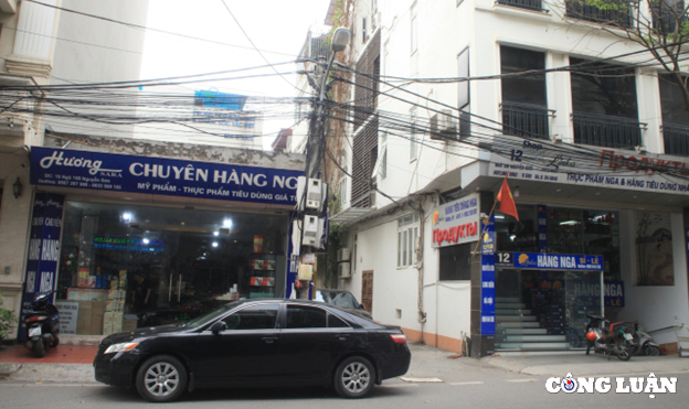 Tại phố Nguyễn Sơn, các cửa hàng bán đồ nhập khẩu, xách tay rất phổ biến. (Ảnh: Lê Trang)