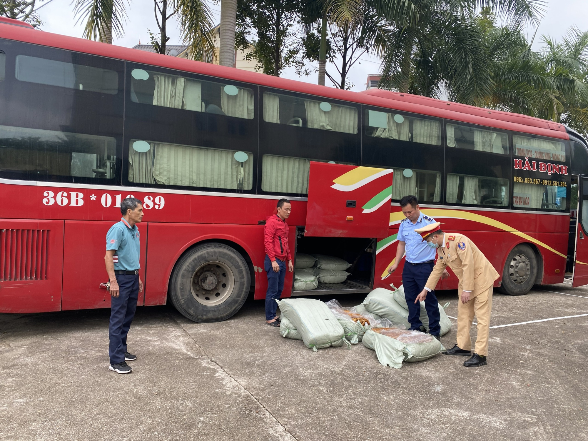 Cục Quản lý thị trường Quảng Ninh cho biết, đơn vị này vừa phát hiện gần 500kg lòng lợn sấy khô ẩm mốc, chảy nước bốc mùi hôi thối… không có nguồn gốc xuất xứ. (Ảnh: DMS)