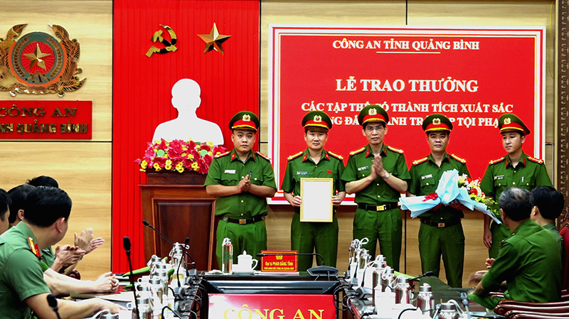 trao thuong cho cac luc luong xuat sac trong dau tranh phong chong toi pham o quang binh hinh 1