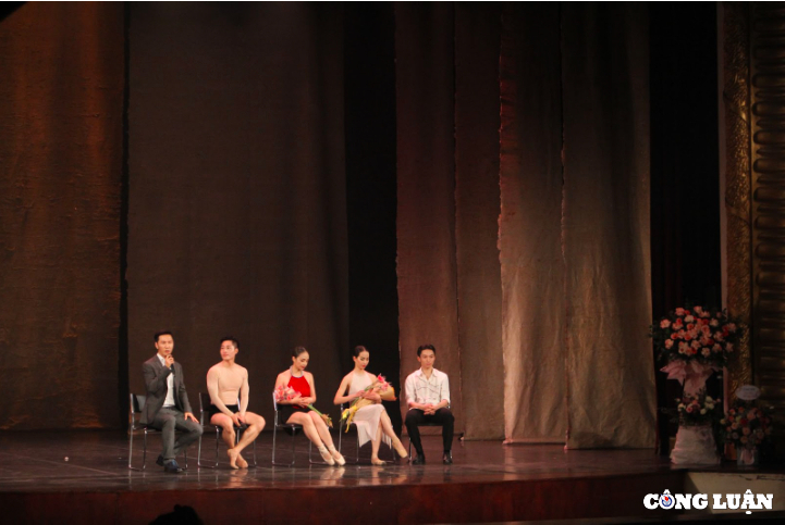 Biên đạo múa Nguyễn Ngọc Anh (ngoài cùng bên trái) cùng các diễn viên múa giao lưu với khán giả sau buổi diễn đêm 22/3.
