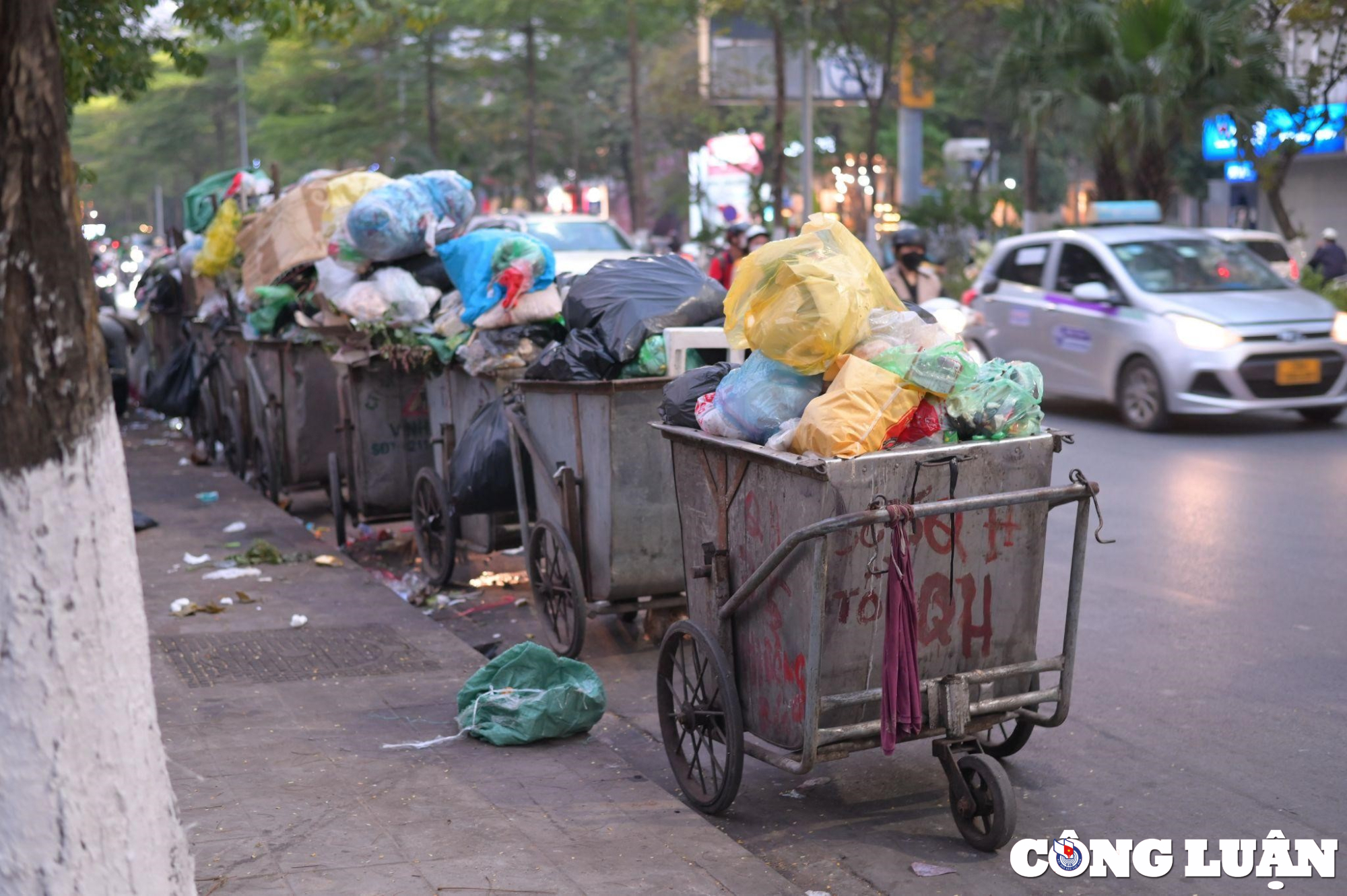 Trên địa bàn quận Cầu Giấy và Ba Đình tập trung rất nhiều các điểm tập kết rác thải lớn, nhất là trong giờ tan tầm làm ảnh hưởng đến giao thông. 