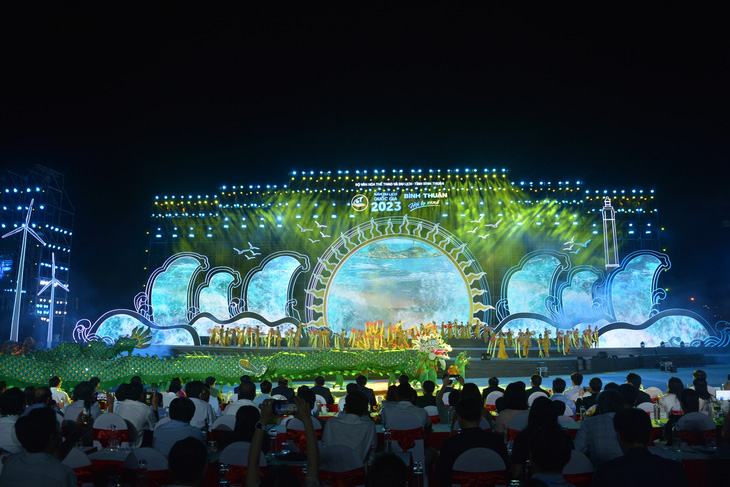 Chương trình biểu diễn nghệ thuật đêm khai mạc Năm du lịch quốc gia 2023 "Bình Thuận - Hội tụ xanh" với hơn 600 nghệ sĩ tham gia.