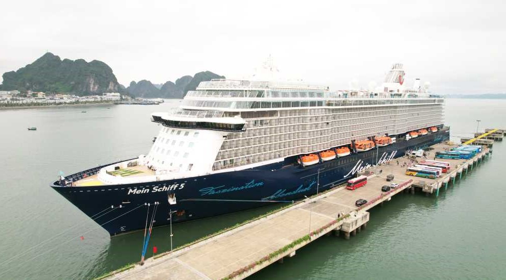 Sáng ngày 26/3, tàu Mein Schiff 5 đưa hơn 2.000 du khách châu Âu tới tham quan thành phố Hạ Long. Ảnh: Cổng TTĐT tỉnh Quảng Ninh.