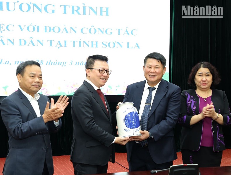 doan cong tac bao nhan dan lam viec tai son la hinh 4