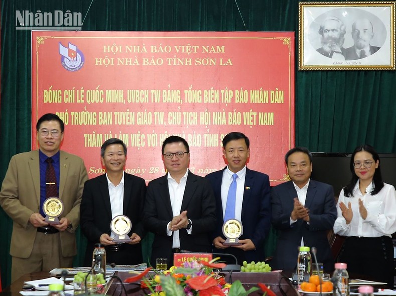 doan cong tac bao nhan dan lam viec tai son la hinh 6