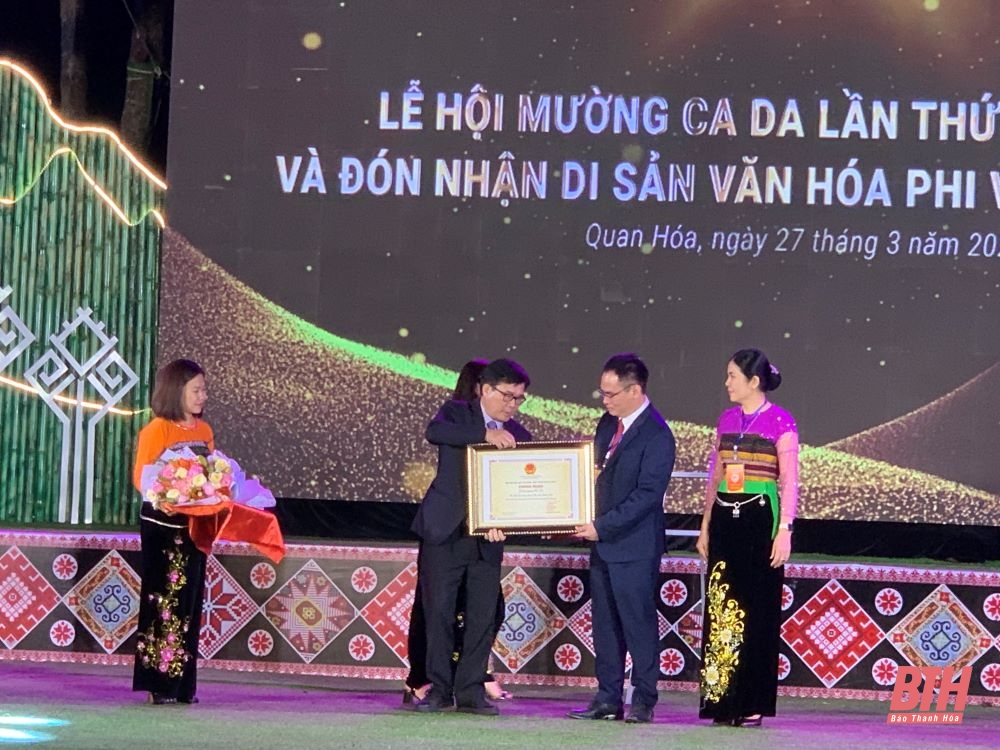 Đại diện Bộ Văn hóa, Thể thao và Du lịch trao Bằng công nhận Lễ hội Mường Ca Da là Di sản văn hóa phi vật thể Quốc gia cho lãnh đạo và nhân dân huyện Quan Hóa.