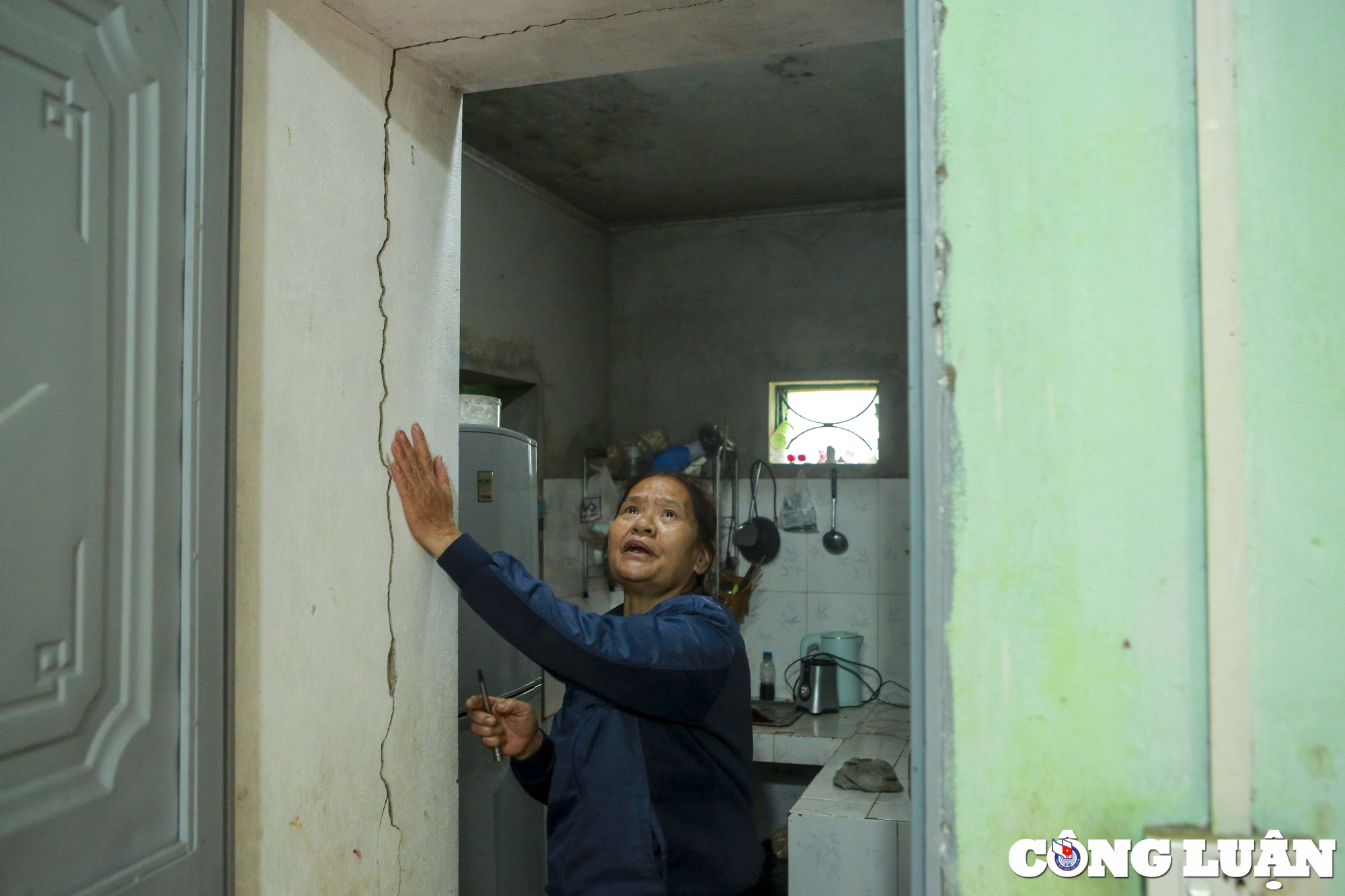 Bà Trần Thị Hạnh – (xóm 5, thị trấn Ba Sao, Kim Bảng Hà Nam) đang sống trong lo sợ về vết nứt của căn nhà mình.