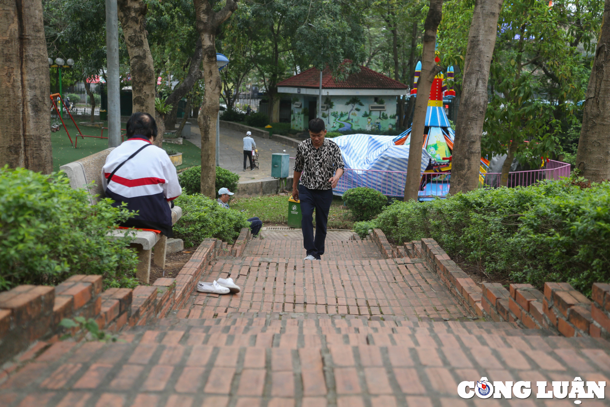 ha noi cong vien nghia do xuong cap via he bi chiem dung hinh 6