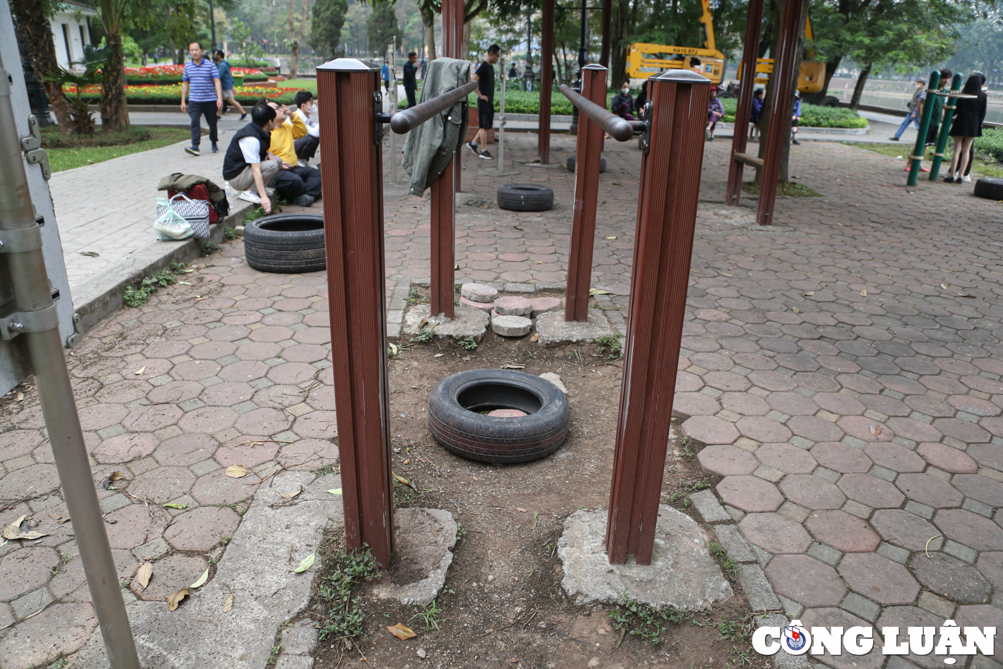 ha noi cong vien nghia do xuong cap via he bi chiem dung hinh 11