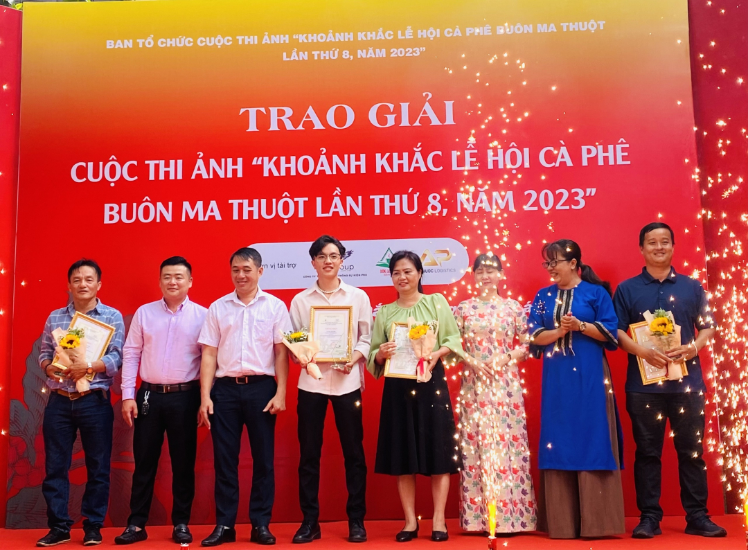 trao giai cuoc thi anh khoanh khac le hoi ca phe buon ma thuot lan thu 8 nam 2023 hinh 1