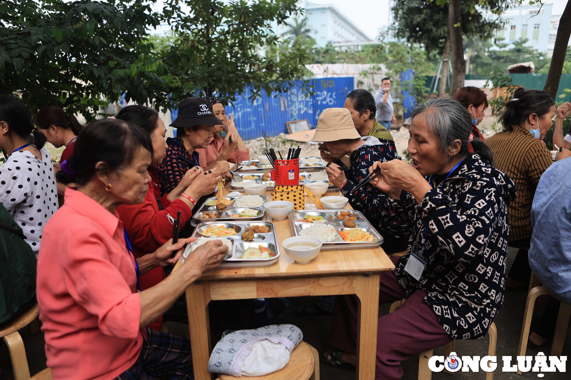 ha noi am long quan com 2000 dong chi phuc vu nhung vi khach dac biet hinh 22