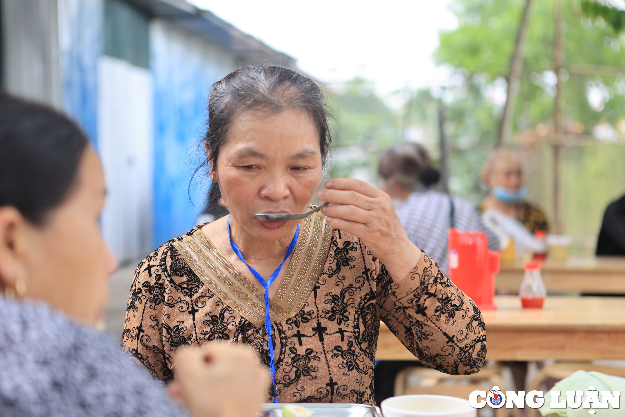 ha noi am long quan com 2000 dong chi phuc vu nhung vi khach dac biet hinh 27