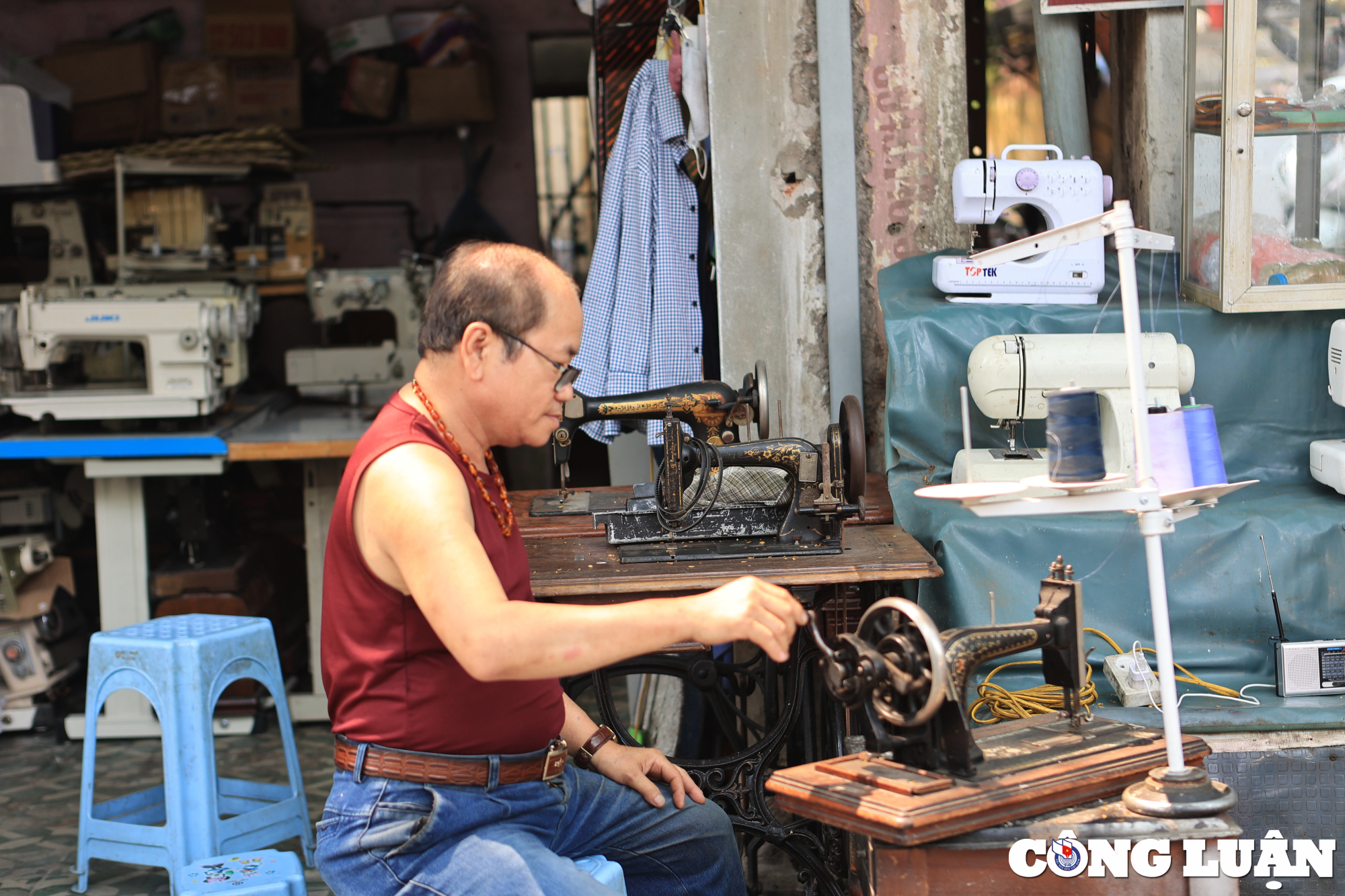 nguoi dan ong gan nua doi nguoi cam cui sua chua may khau o ha noi hinh 1