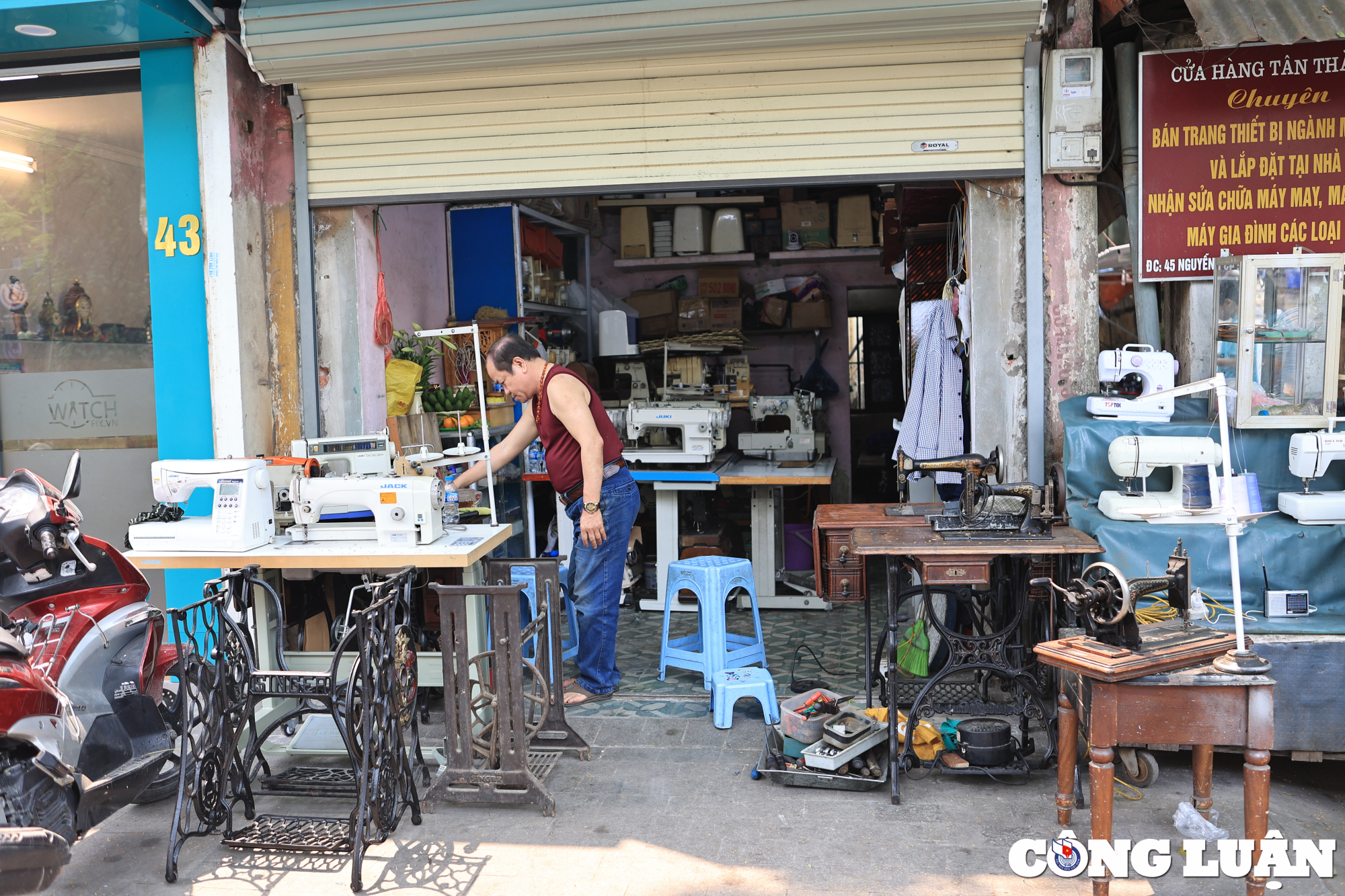 nguoi dan ong gan nua doi nguoi cam cui sua chua may khau o ha noi hinh 3