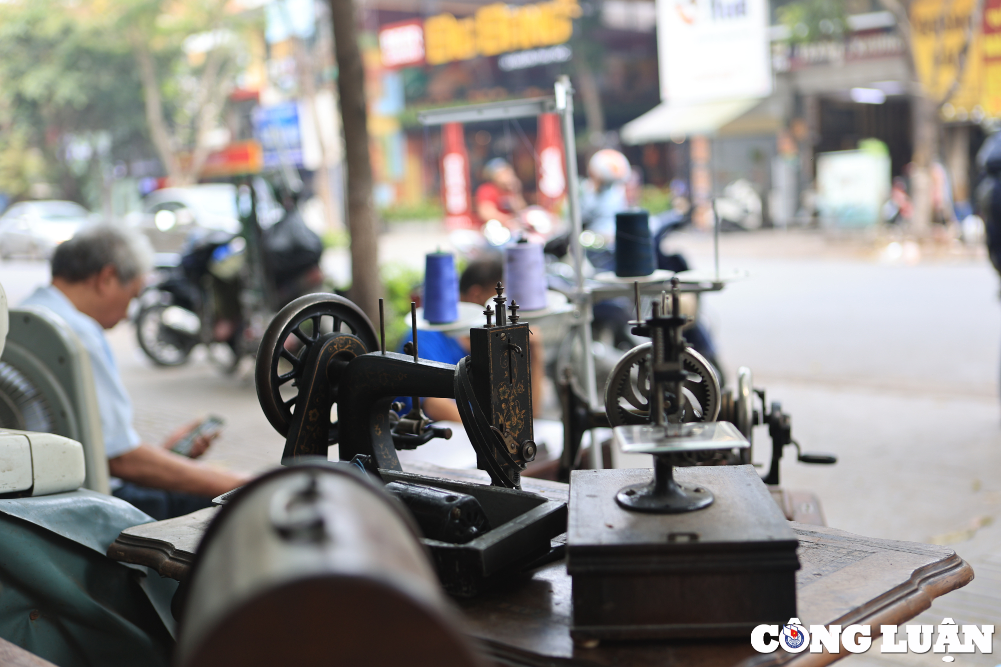 nguoi dan ong gan nua doi nguoi cam cui sua chua may khau o ha noi hinh 8