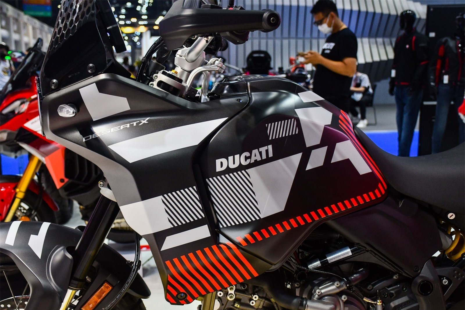 ducati desertx 2023 trinh lang phien ban mau dac biet mang ten rr22 hinh 3