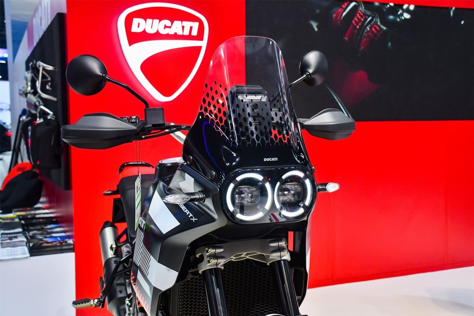 ducati desertx 2023 trinh lang phien ban mau dac biet mang ten rr22 hinh 7