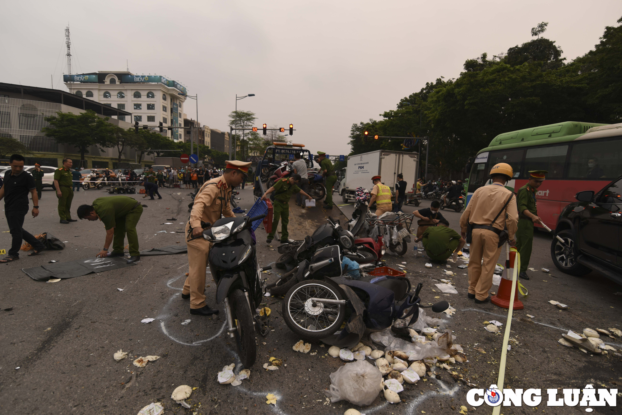 hien truong vu tai nan lien hoan hon 10 nguoi bi thuong o nga tu xuan la  vo chi cong hinh 11