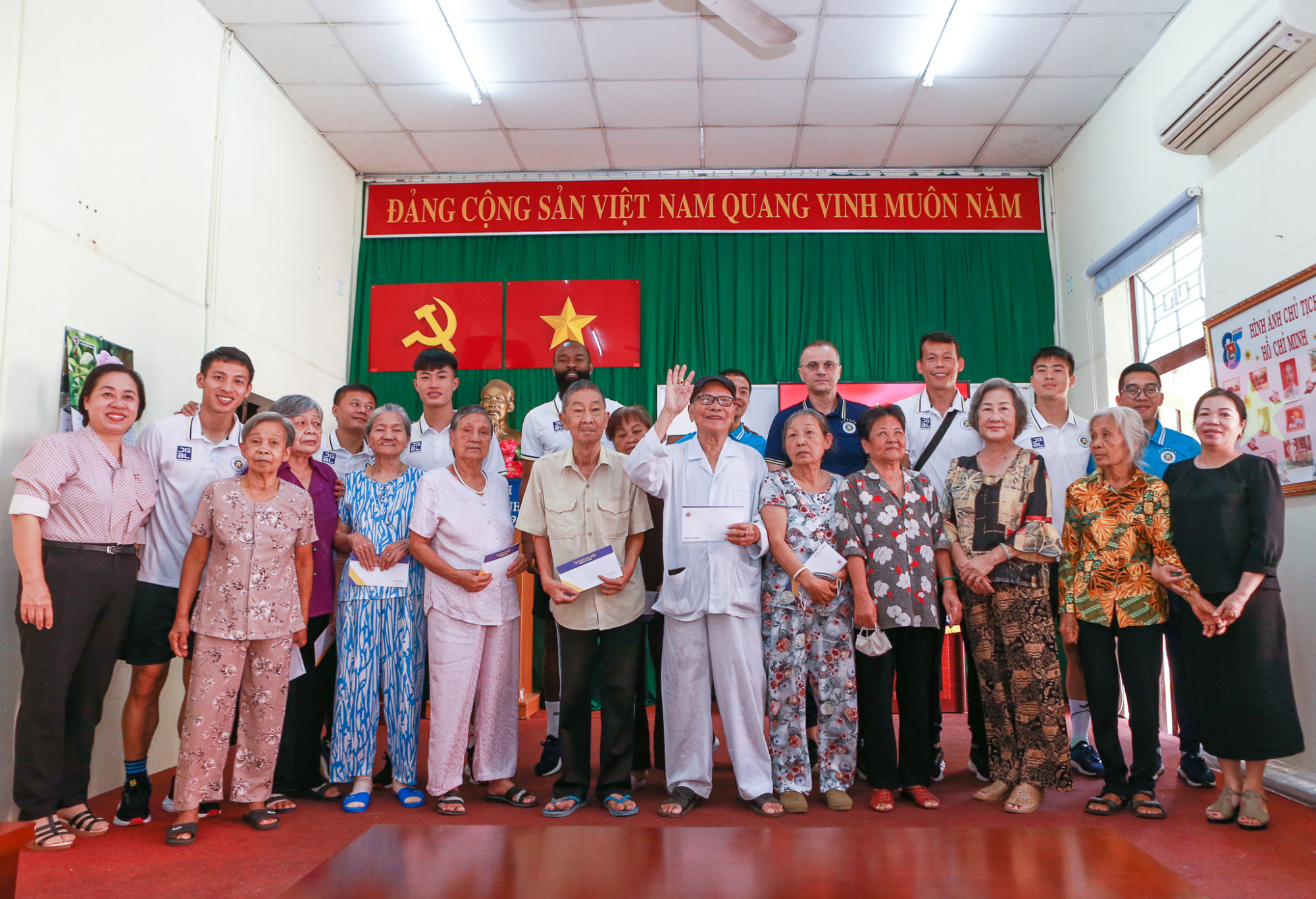 clb bong da ha noi tham va tang qua tri an nguoi co cong tai trung tam duong lao thi nghe hinh 2