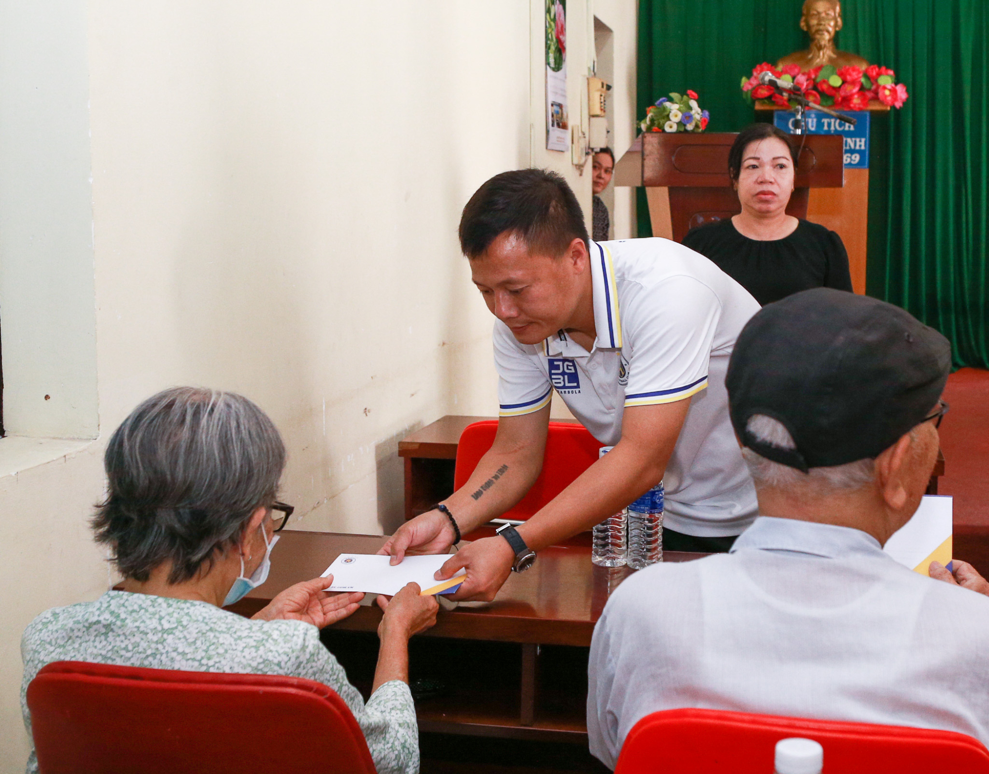 clb bong da ha noi tham va tang qua tri an nguoi co cong tai trung tam duong lao thi nghe hinh 3