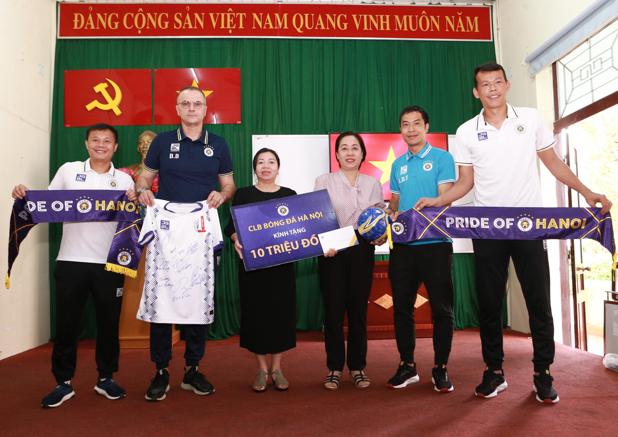 clb bong da ha noi tham va tang qua tri an nguoi co cong tai trung tam duong lao thi nghe hinh 1