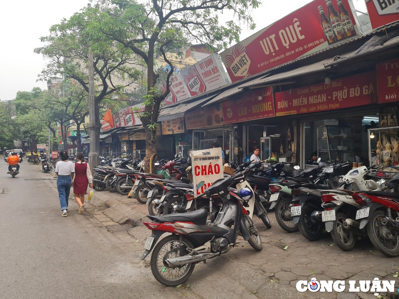 Tại phố Trần Quang Diệu (phường Trung Liệt), xe máy đỗ kín vỉa hè đẩy người đi bộ phải xuống lòng đường để di chuyển