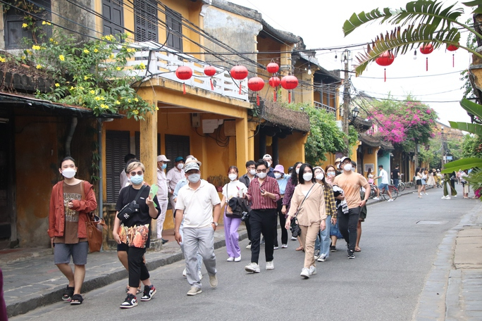 lui thoi gian thu phi va phan luong du khach vao pho co hoi an hinh 1