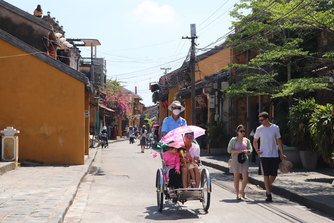 lui thoi gian thu phi va phan luong du khach vao pho co hoi an hinh 2