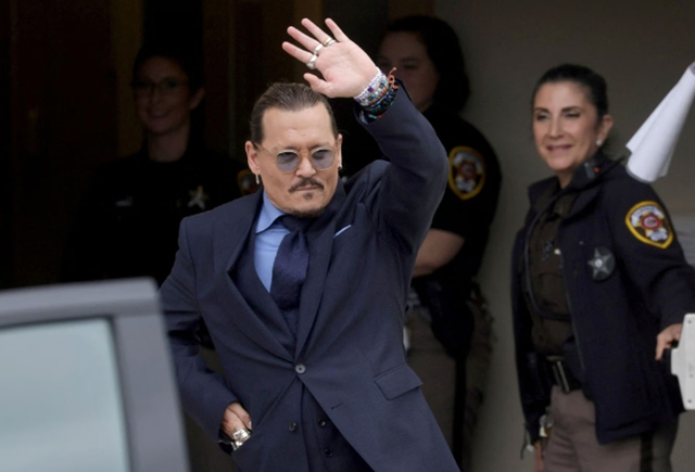 Johnny Depp xuất hiện tại Tòa án Quận Fairfax ở Virginia, Mỹ ngày 27/4/2022. Ảnh: Reuters