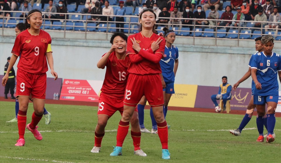 Tiền vệ Hải Yến chỉ mất 7 phút để ghi cú đúp bàn thắng vào lưới tuyển nữ Nepal. Ảnh: VFF