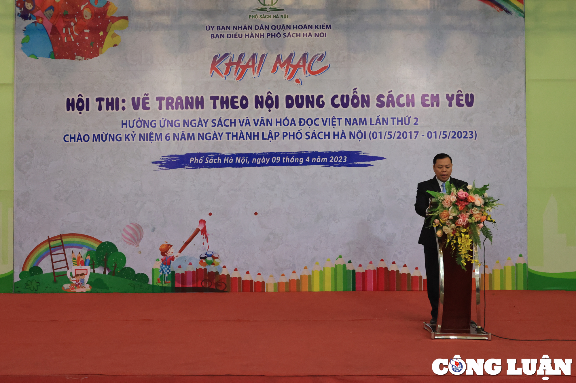 Ông Nguyễn Văn Anh - Phó giám đốc Trung tâm Văn hóa Thông tin và Thể thao Quận Hoàn Kiếm phát biểu khai mạc hội thi.
